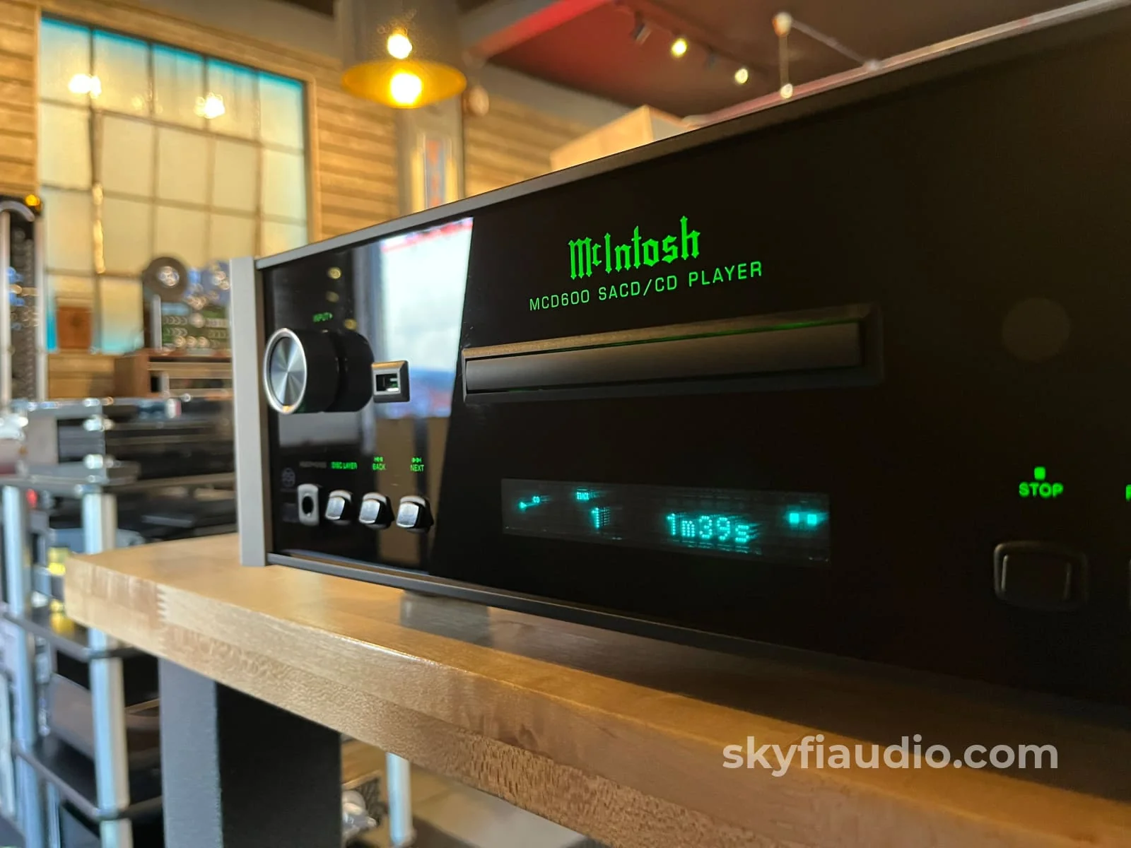 McIntosh MCD600 SACD/CD Player W/ Quad Balanced DAC - Pre-Loved - Image 3