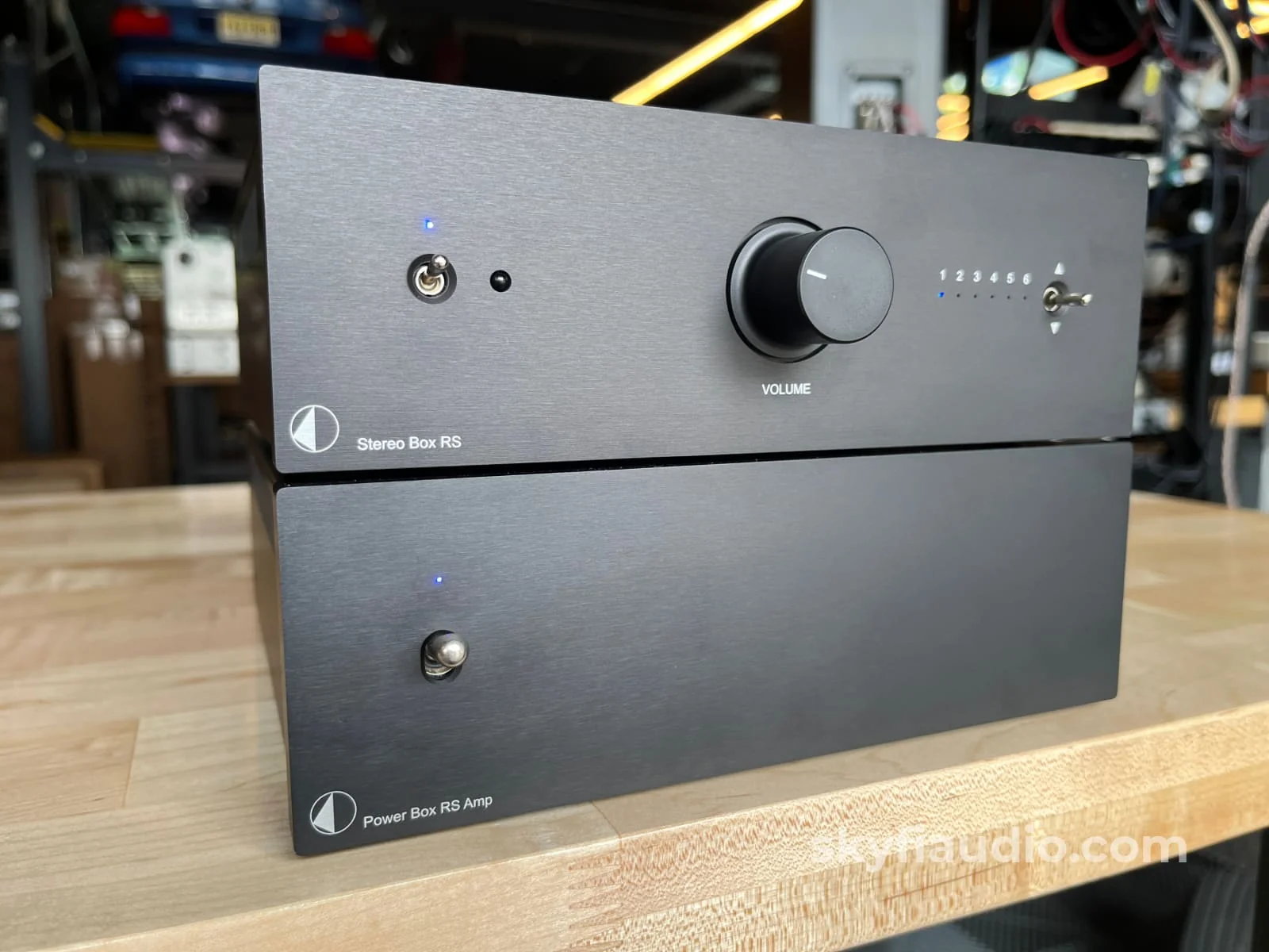 Pro-Ject Stereo Box RS Hybrid Tube Integrated Amplifier w/Power Box RS Linear Power Supply - Image 3
